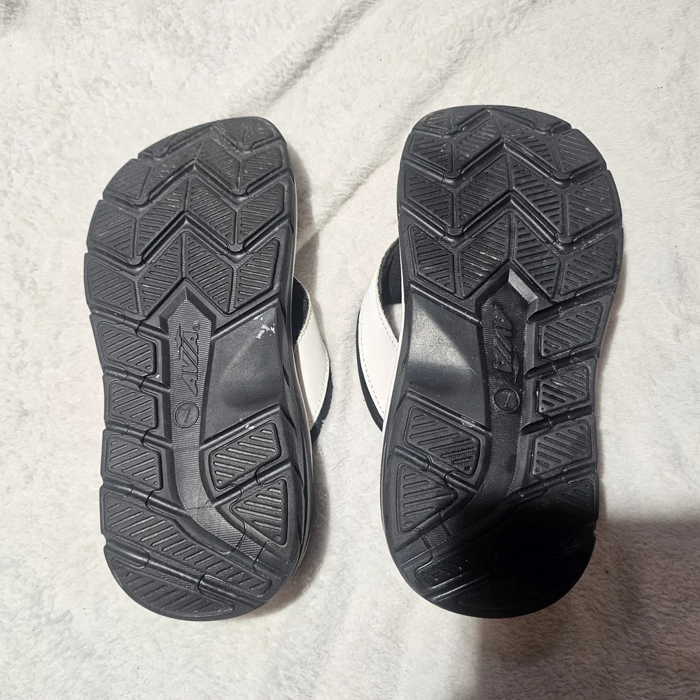 Black and‎ White Flip Flops